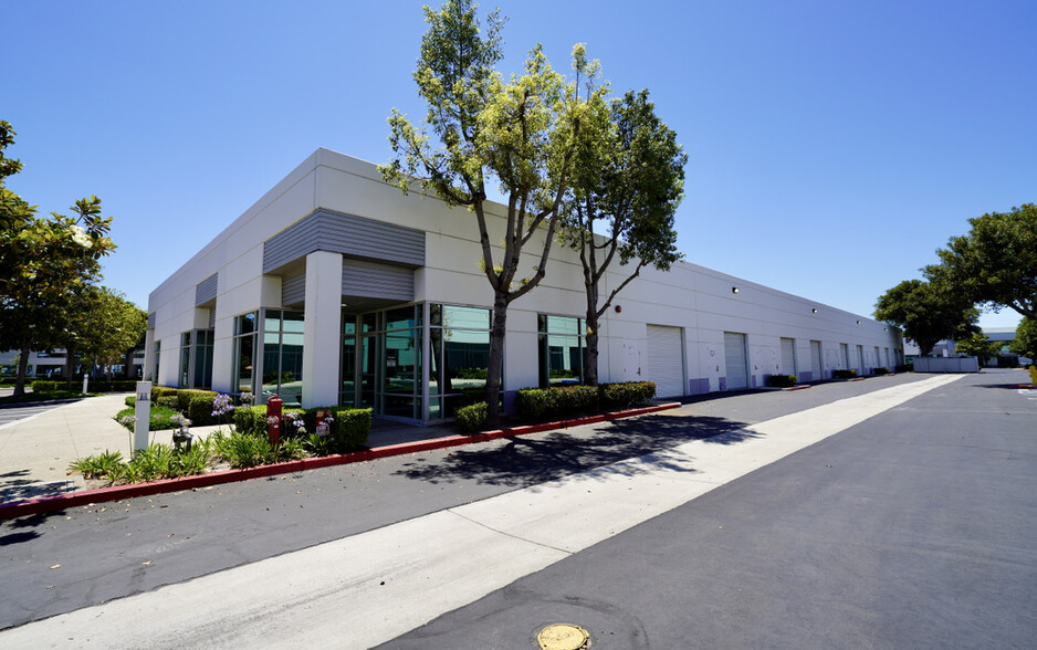 184 Technology Dr, Irvine, CA for lease - Building Photo - Image 1 of 6