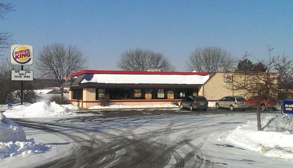 1096 W Fulton St, Waupaca, WI for sale - Primary Photo - Image 1 of 1