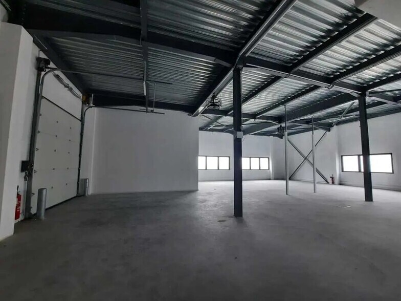 Flex in Dardilly for lease - Interior Photo - Image 2 of 20