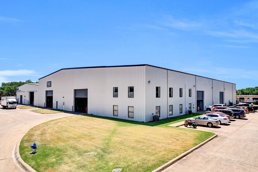 190 Industrial Blvd, McKinney, TX for lease - Building Photo - Image 2 of 9