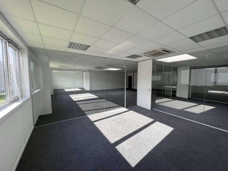 Office in Roncq for lease - Interior Photo - Image 2 of 6