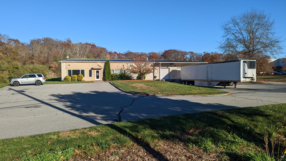 320 Soundview Rd, Guilford, CT for sale - Building Photo - Image 1 of 1