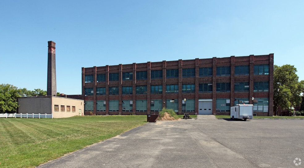 130 Harrison St, Newark, NY for lease - Building Photo - Image 2 of 4