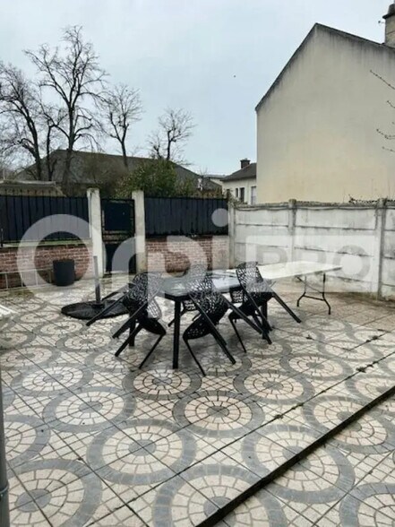 Retail in Mareuil-lès-Meaux for lease - Building Photo - Image 2 of 3