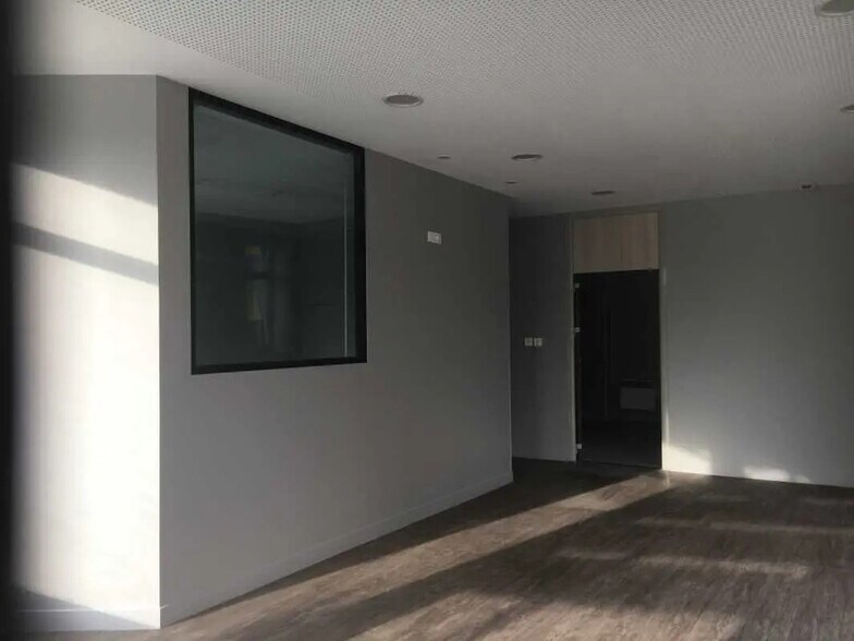 Retail in Saint-Quentin for lease - Building Photo - Image 3 of 4