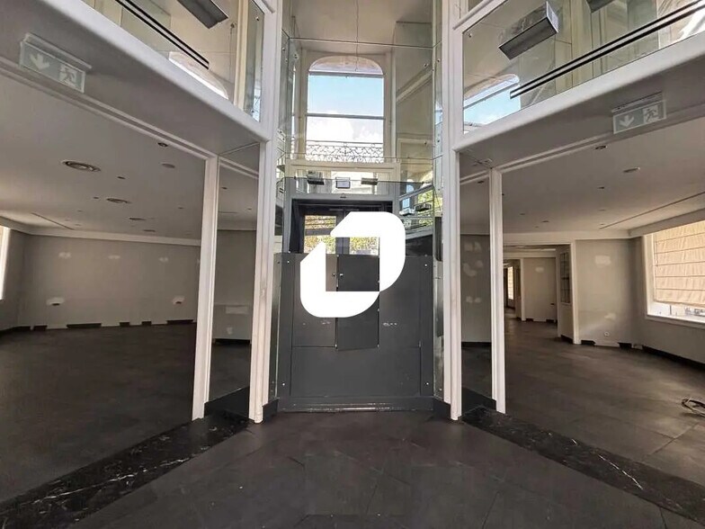 Retail in Paris for lease - Interior Photo - Image 3 of 8