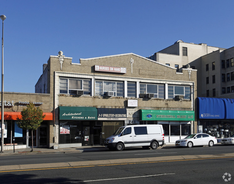 237-241 Sunrise Hwy, Rockville Centre, NY for lease - Building Photo - Image 1 of 3