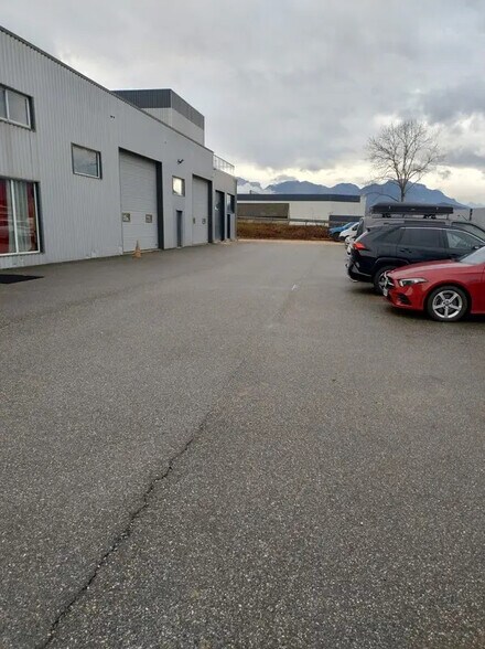 Office in Voglans for lease - Building Photo - Image 2 of 9