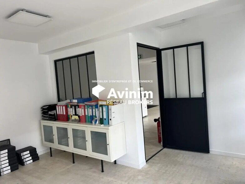 Retail in La Verpillière for lease - Interior Photo - Image 2 of 7