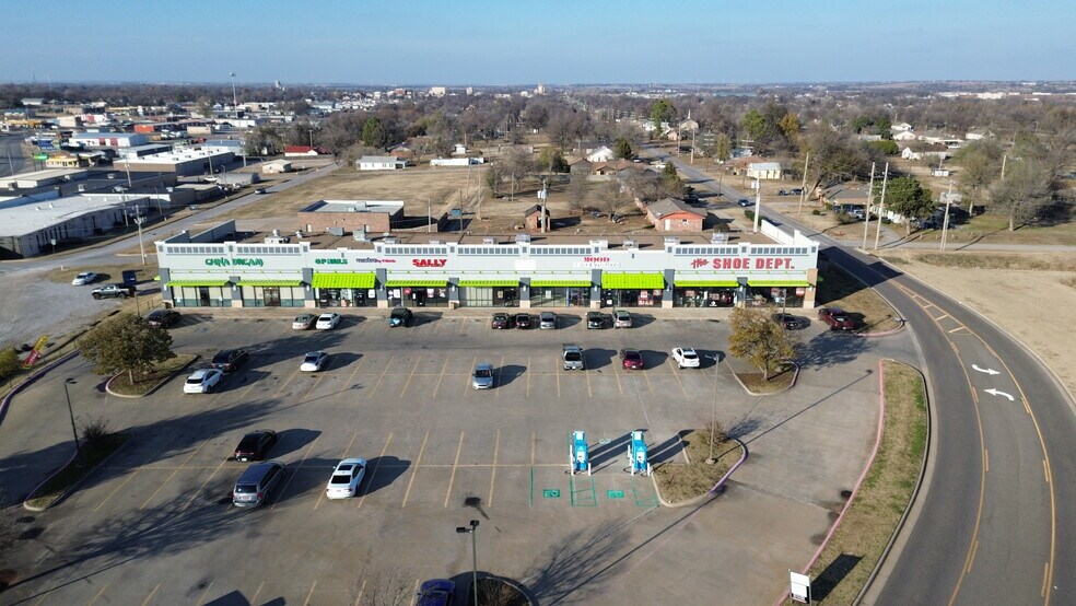 1700-1716 S 1st St, Chickasha, OK for lease - Building Photo - Image 2 of 9