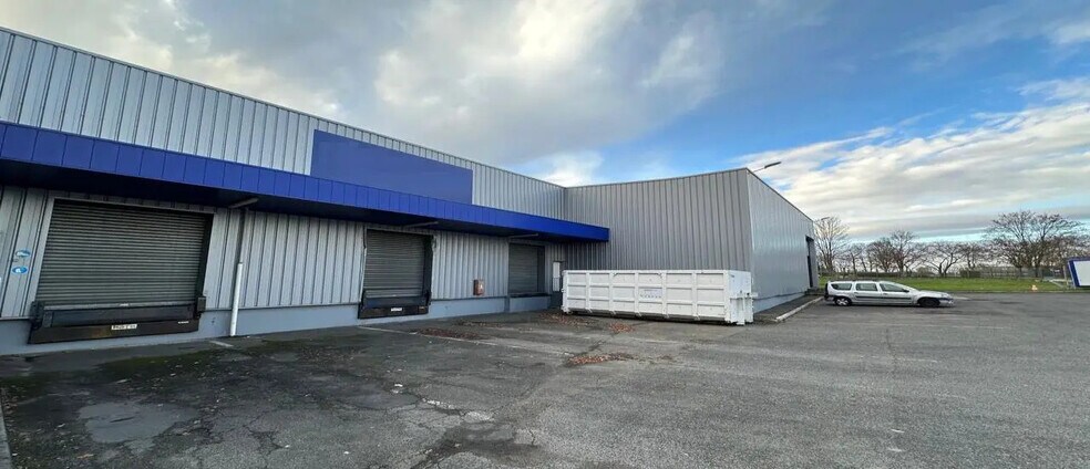 Industrial in Louvres for lease - Building Photo - Image 2 of 14