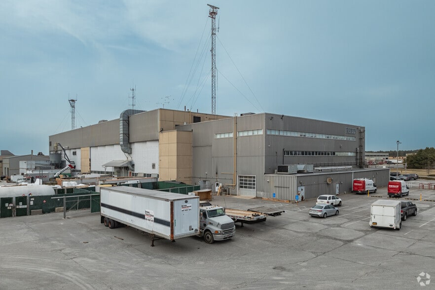 901-931 Burman Blvd, Calverton, NY for lease - Building Photo - Image 2 of 5