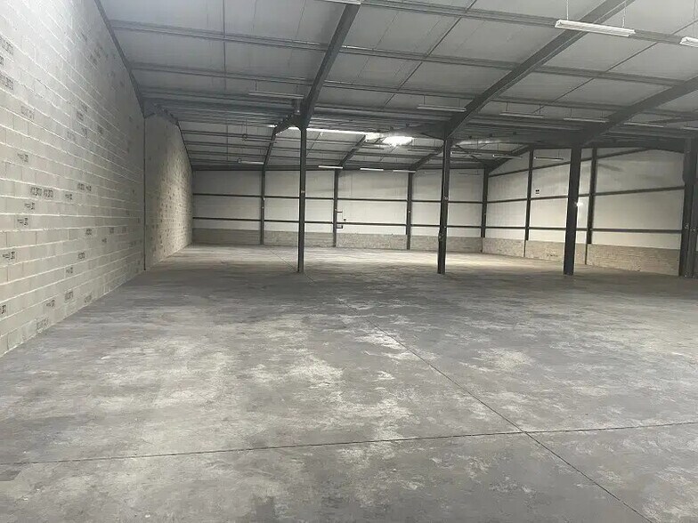 Flex in Saint-Alban for lease - Interior Photo - Image 2 of 16