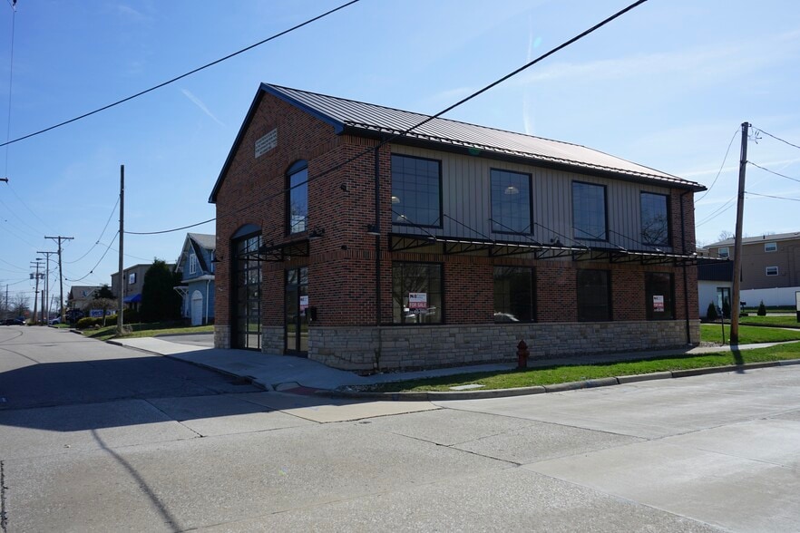 402 S Elmwood Ave, Medina, OH for sale - Building Photo - Image 2 of 18