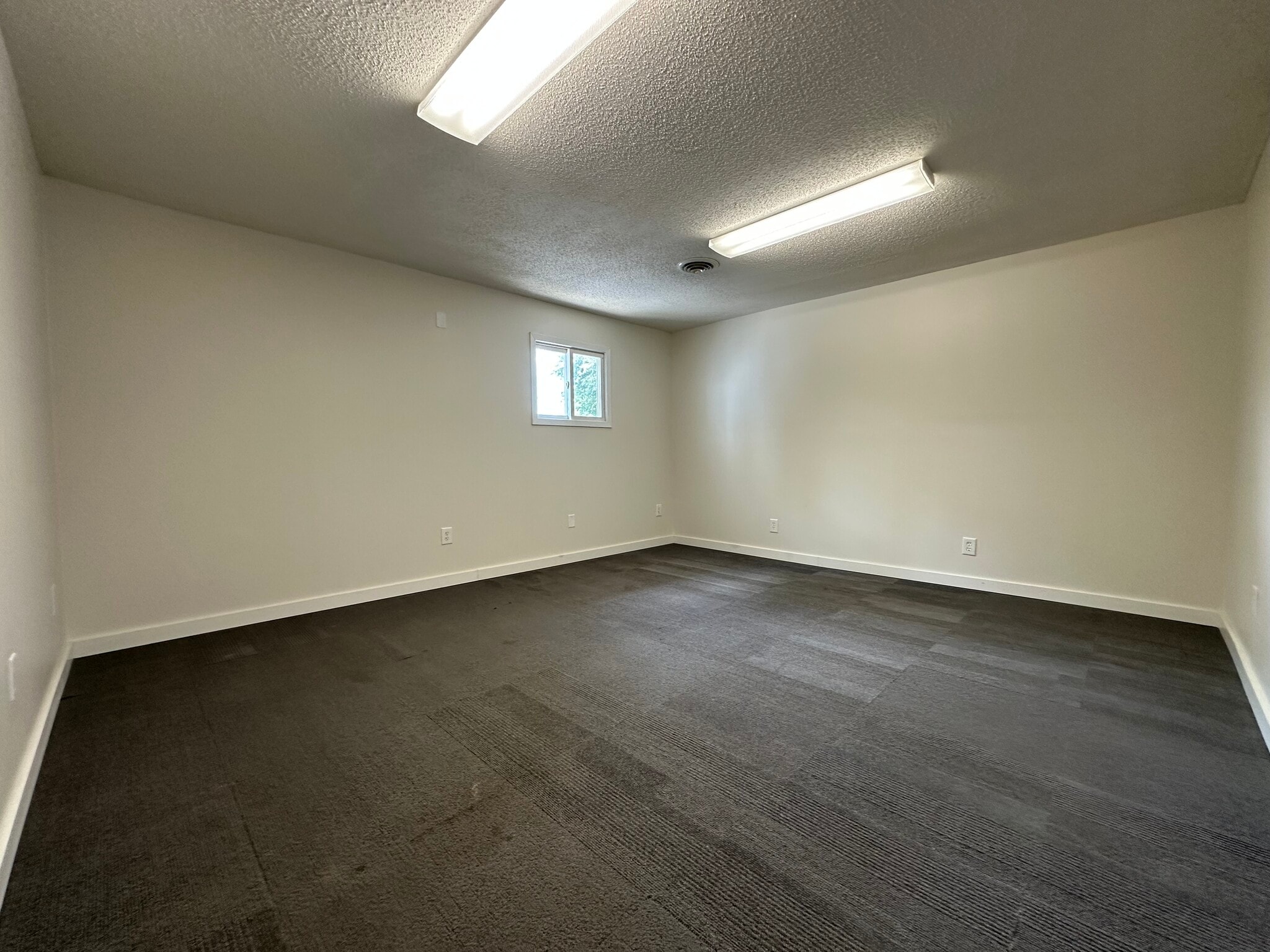 386 S Koke Mill Rd, Springfield, IL for lease Interior Photo- Image 1 of 2