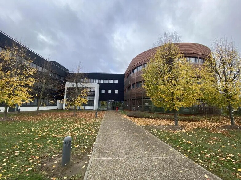 Office in Buchelay for lease - Building Photo - Image 1 of 7