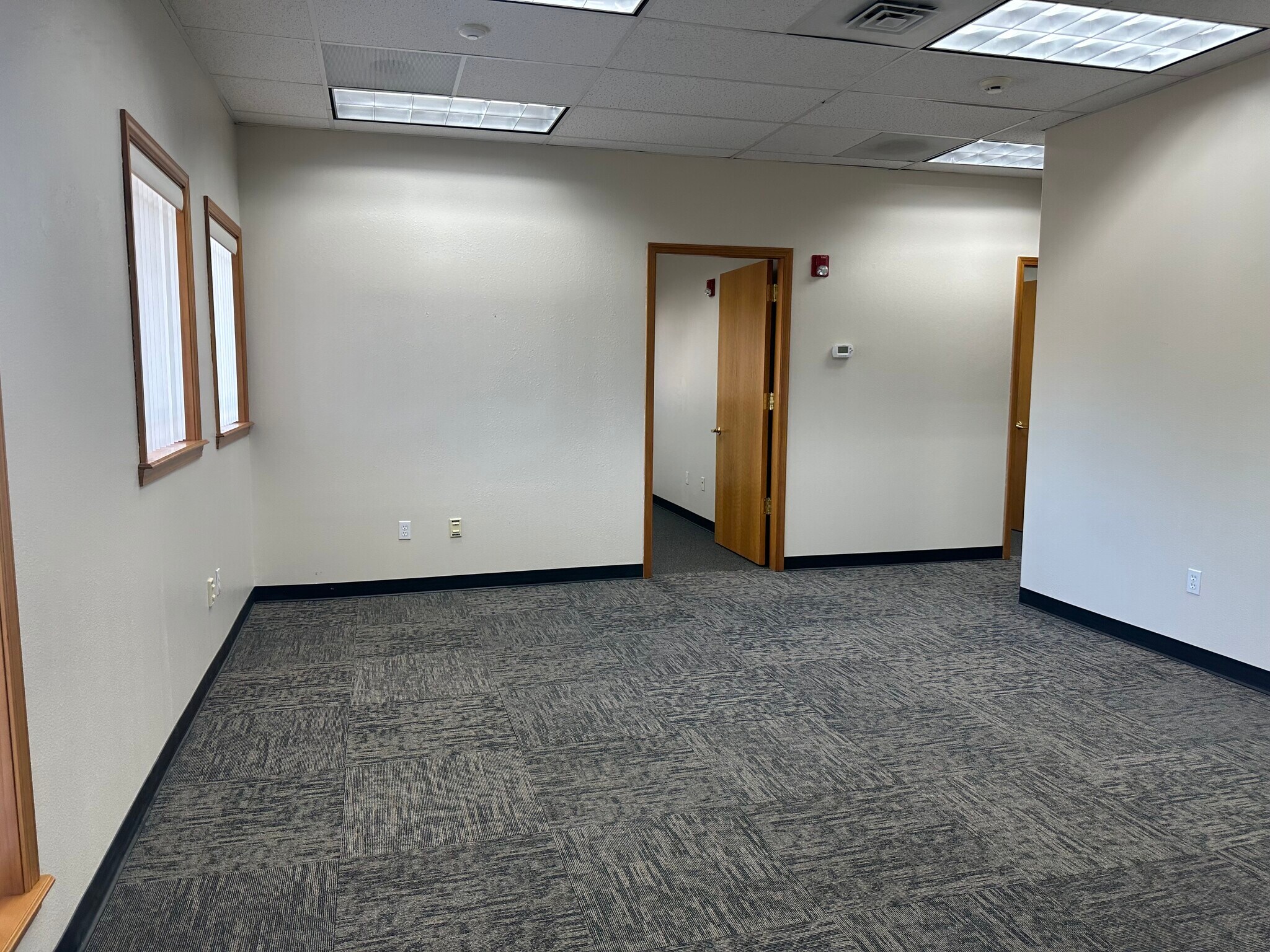 8656 W Gage Blvd, Kennewick, WA for lease Interior Photo- Image 1 of 5