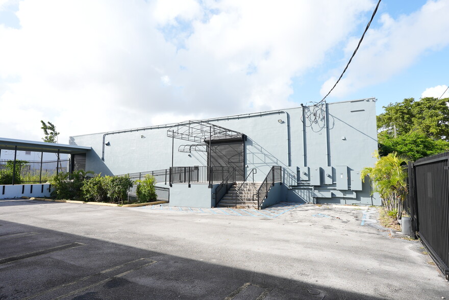 6550 NE 4th Ct, Miami, FL for lease - Building Photo - Image 2 of 24