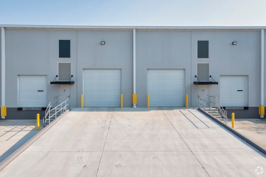 100-126 Valley Ridge Blvd, Lewisville, TX for lease - Building Photo - Image 3 of 7