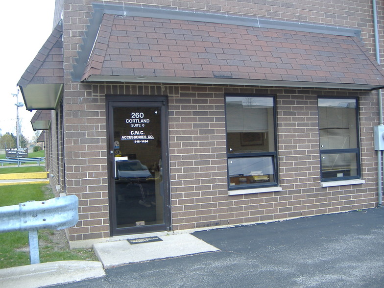 260 Cortland Ave, Lombard, IL for lease - Building Photo - Image 2 of 9