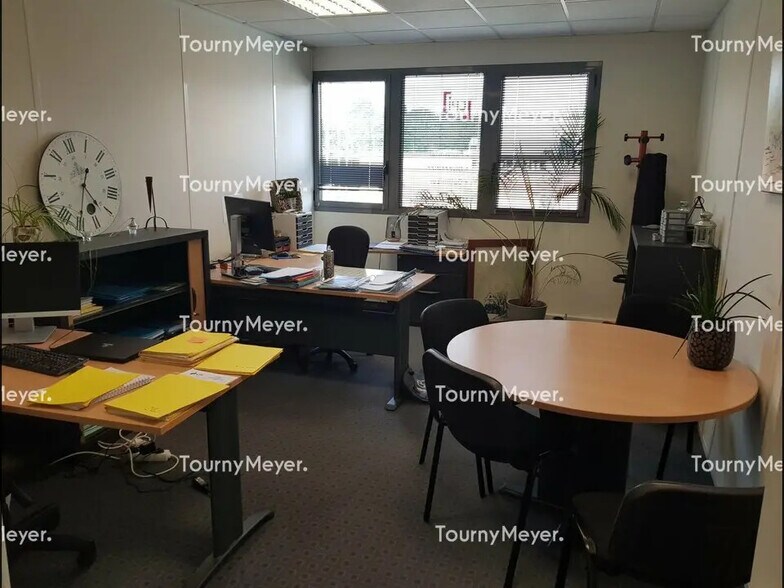 Office in Saint-Grégoire for lease - Interior Photo - Image 3 of 6