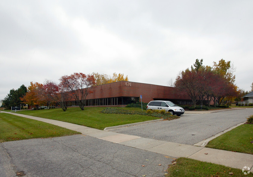 1676 Viewpond Dr SE, Grand Rapids, MI for lease - Building Photo - Image 2 of 19