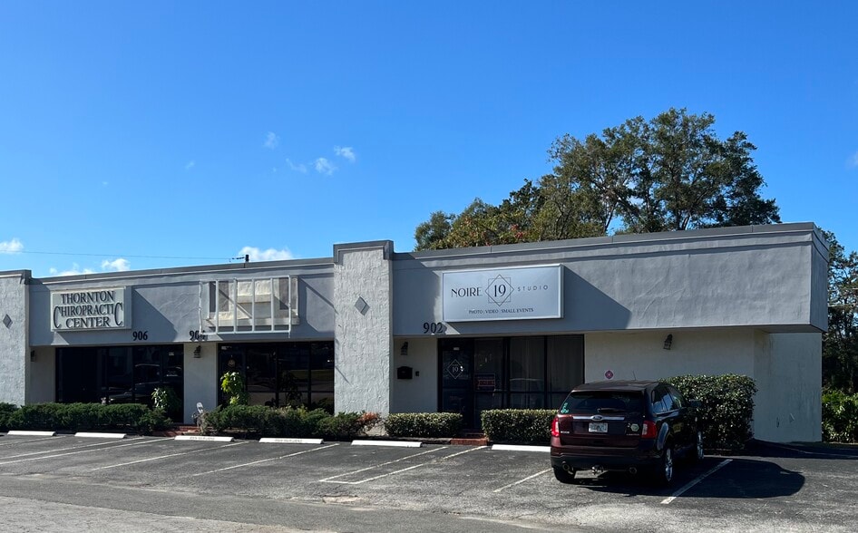 900-918 Lithia Pinecrest Rd, Brandon, FL for lease - Building Photo - Image 1 of 2