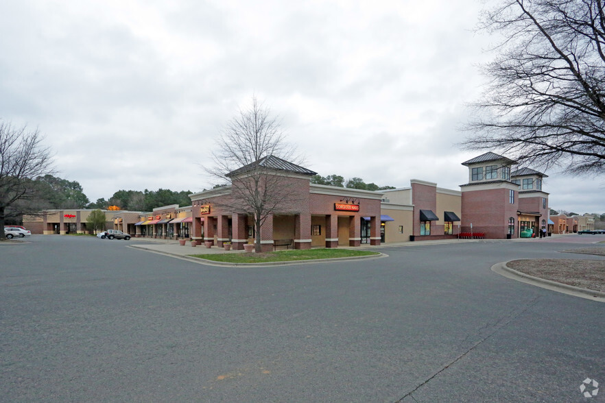 657 Cary Towne Blvd, Cary, NC for lease - Primary Photo - Image 1 of 9