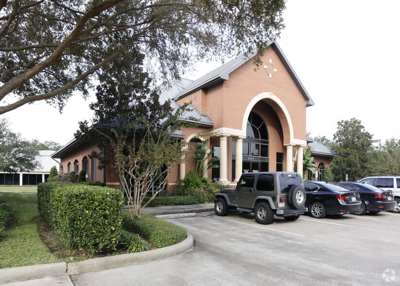4545 Sweetwater Blvd, Sugar Land, TX for lease - Exterior View of Property & Parking - Image 1 of 2