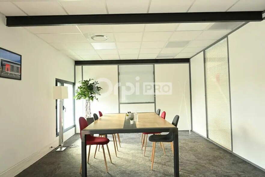 Office in Vénissieux for lease - Building Photo - Image 2 of 8