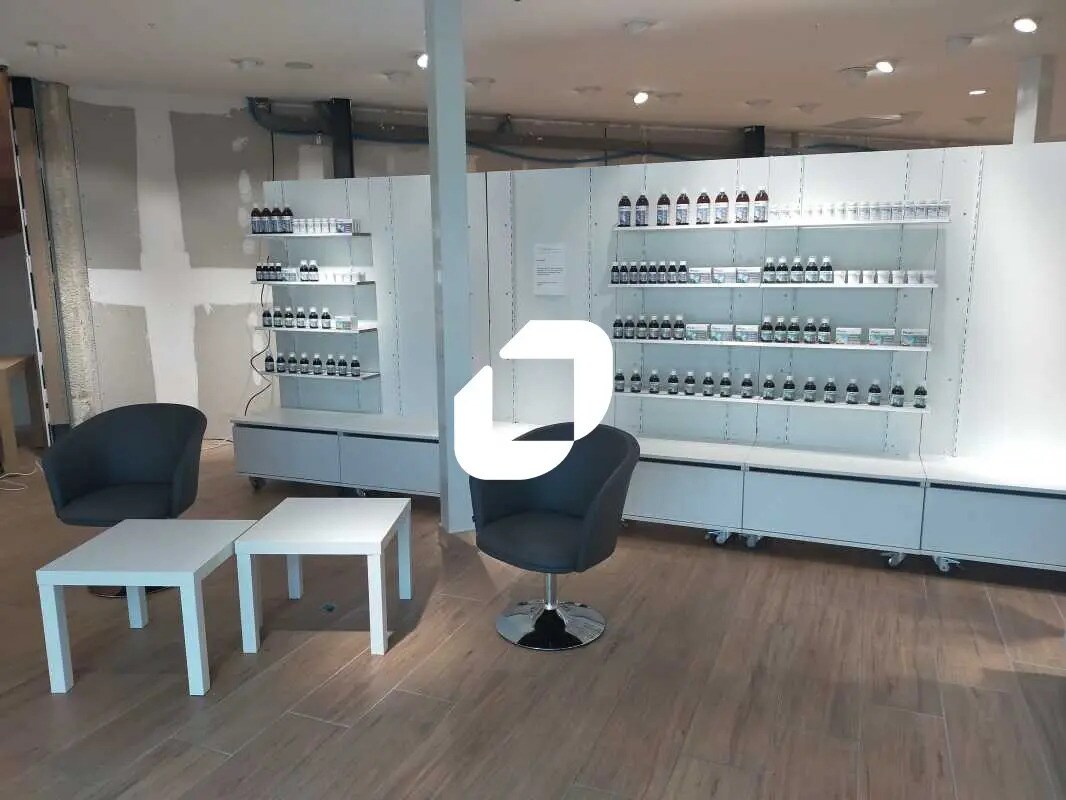 Retail in Bordeaux for lease Building Photo- Image 1 of 17