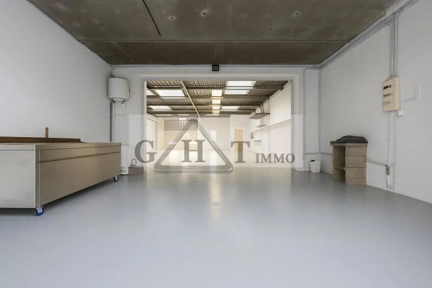 Industrial in Vaux-le-Pénil for lease - Interior Photo - Image 2 of 3