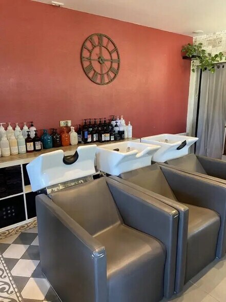 Retail in Plouharnel for lease - Building Photo - Image 2 of 3