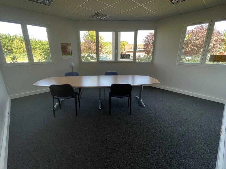 Office in Beauvais for lease - Interior Photo - Image 2 of 6