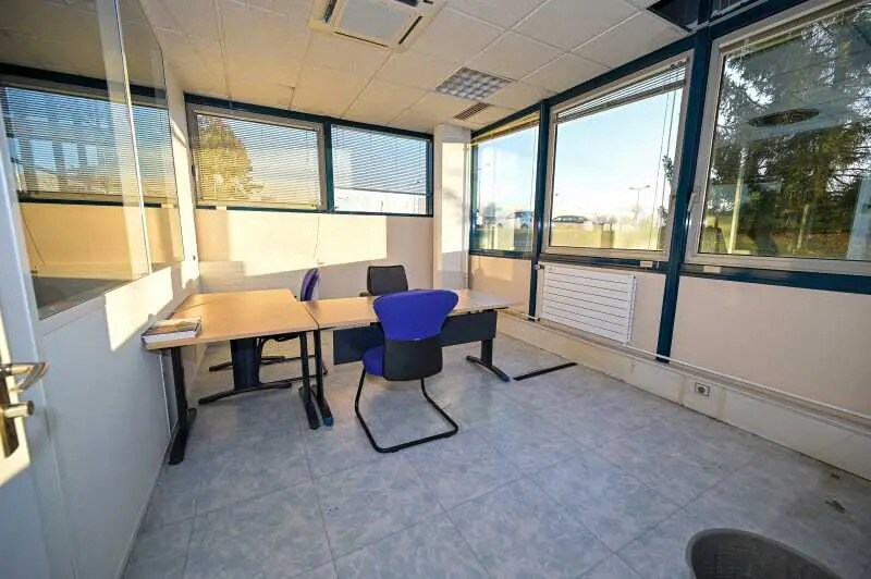 Office in Senlis for lease Interior Photo- Image 1 of 1