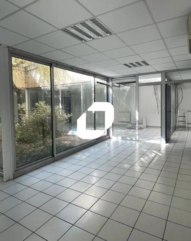 Office in Grenoble for lease Interior Photo- Image 1 of 4