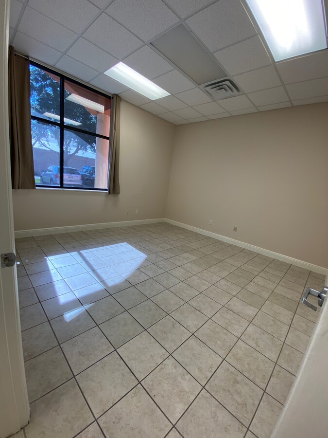 5483 Lee St, Lehigh Acres, FL 33971 - Unit 10 -  - Interior Photo - Image 1 of 11