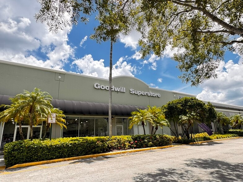 18201-18391 Pines Blvd, Pembroke Pines, FL for lease - Building Photo - Image 2 of 13