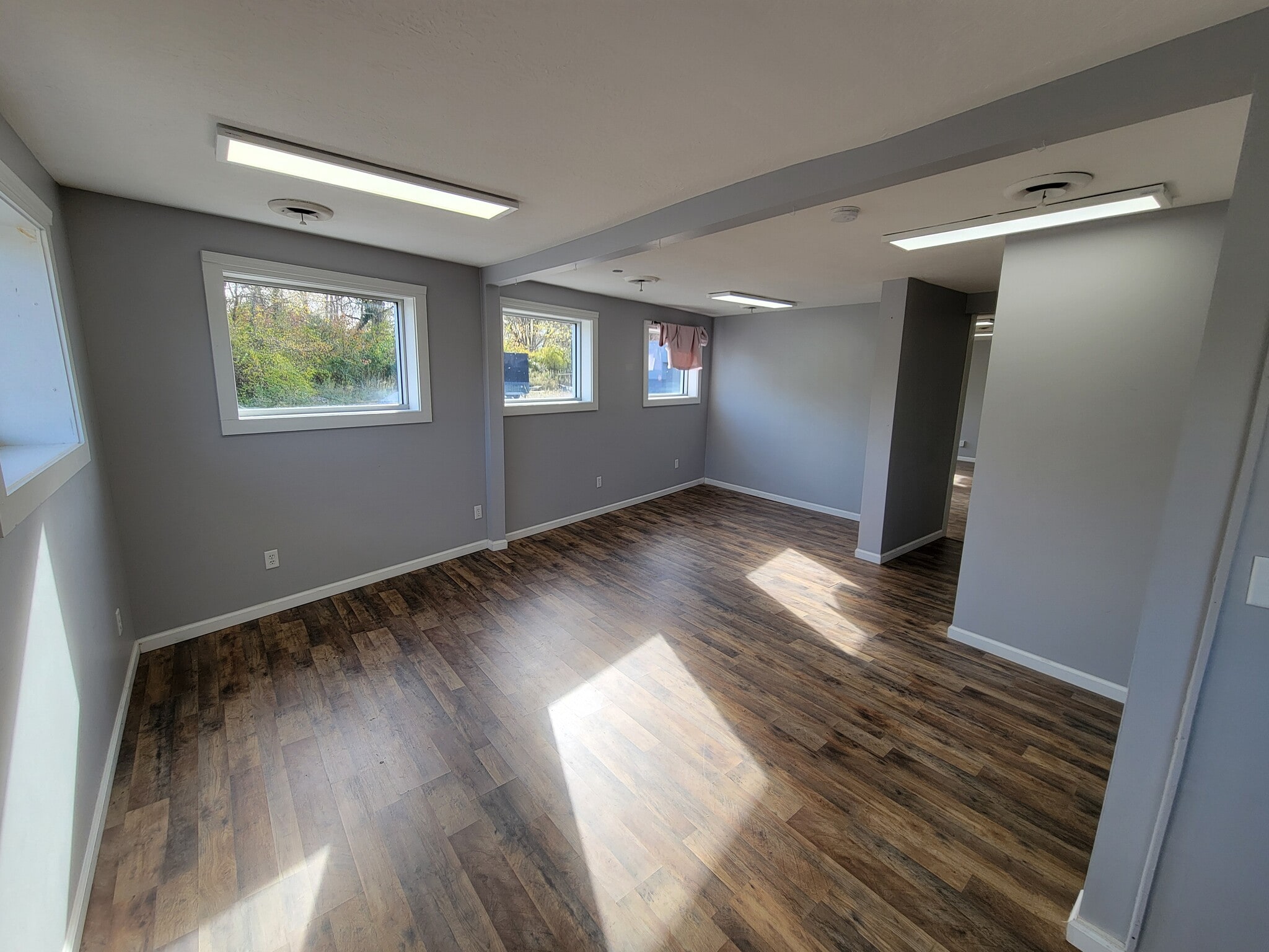 4646-4660 E Lake Rd, Sheffield Lake, OH for lease Interior Photo- Image 1 of 7