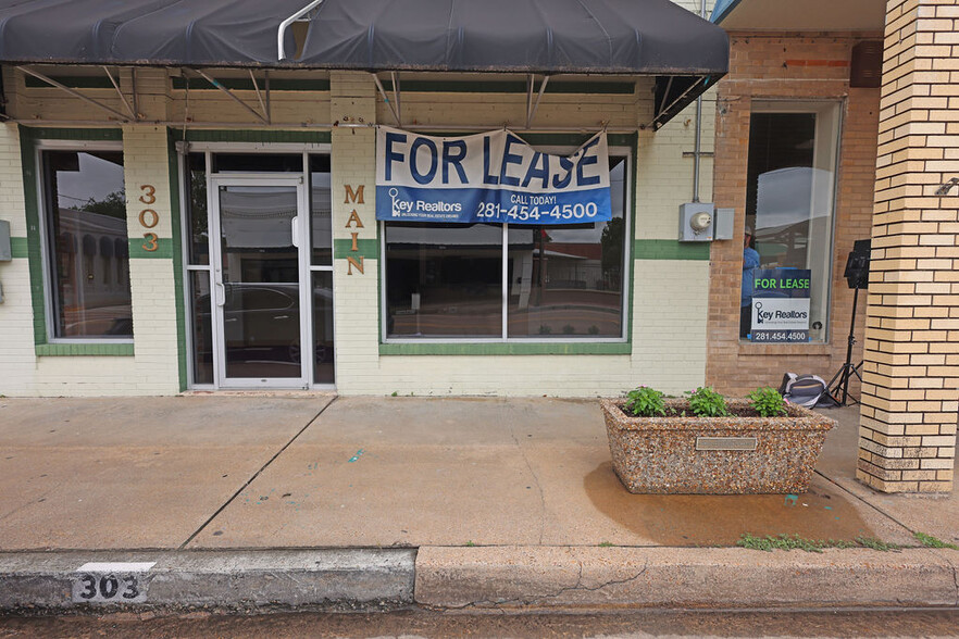 303 E Main St, Humble, TX for lease - Building Photo - Image 1 of 19