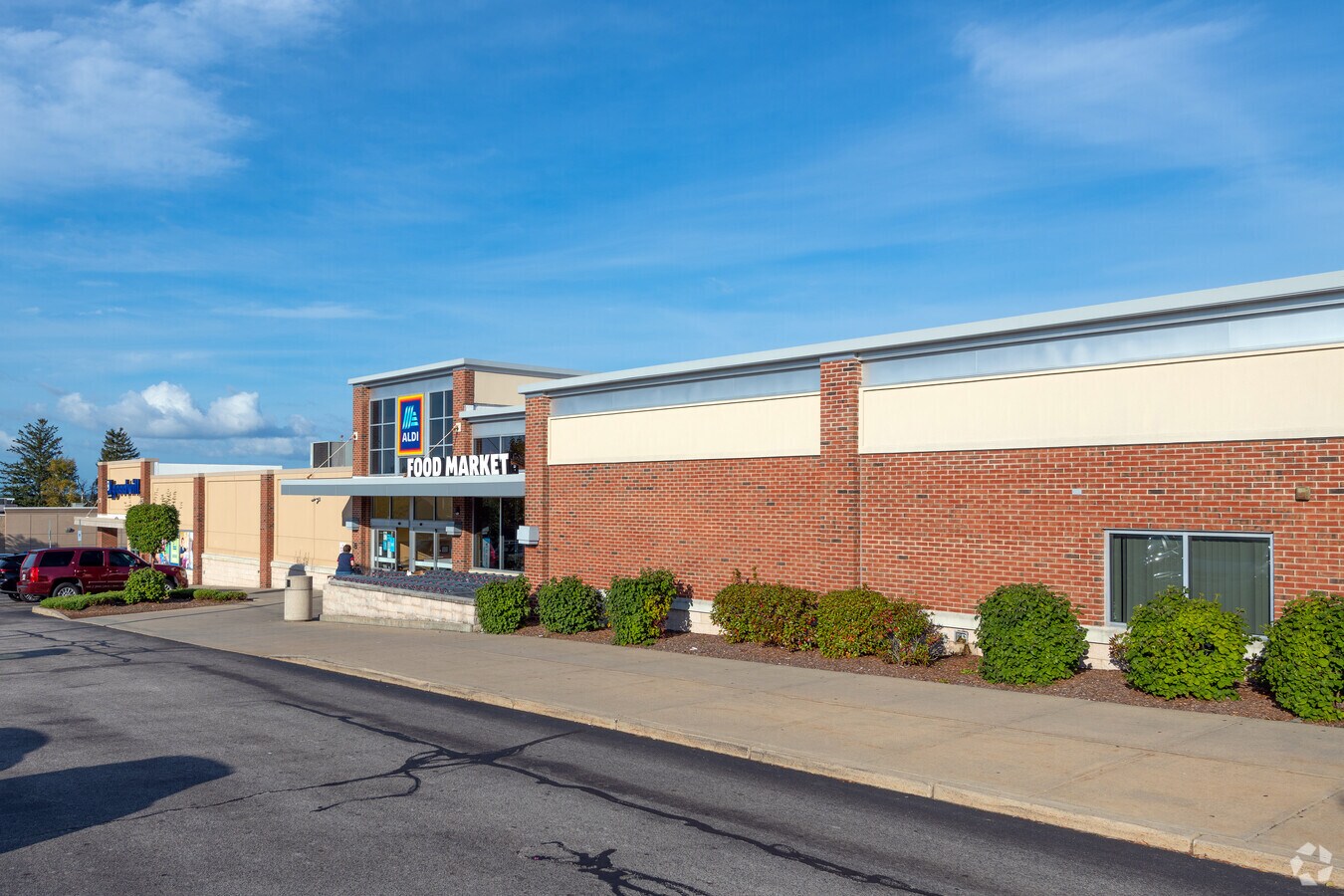 444 Quaker Ln, Warwick, RI 02886