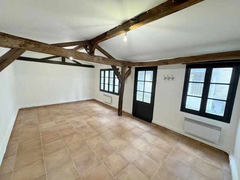 Office in Versailles for lease - Building Photo - Image 3 of 5