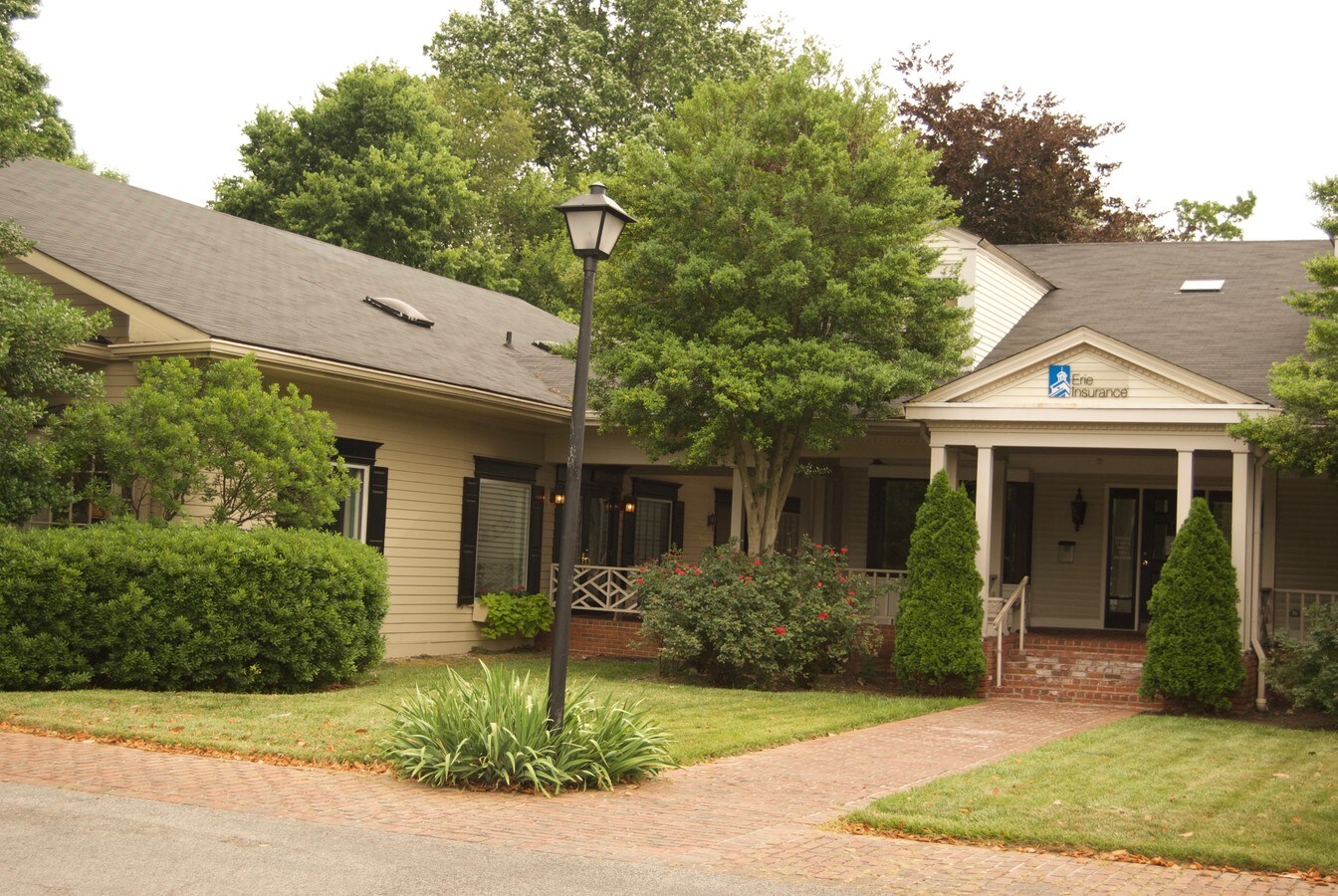 211 Clover Ln, Louisville, KY 40207