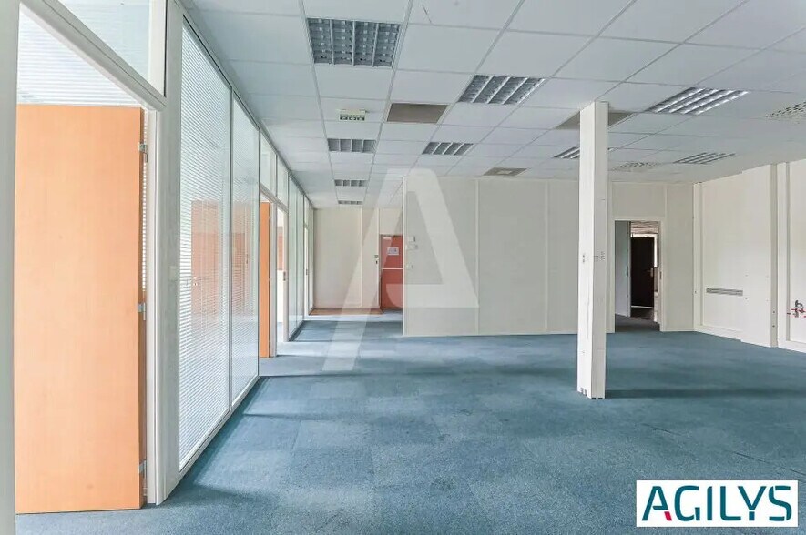 Flex in  for lease - Interior Photo - Image 1 of 5