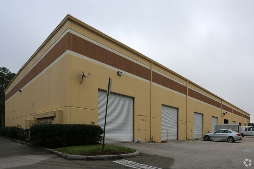 603-619 NW Mercantile Pl, Port Saint Lucie, FL for lease - Building Photo - Image 3 of 4