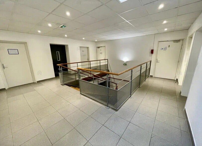 Office in Amiens for lease - Lobby - Image 2 of 5