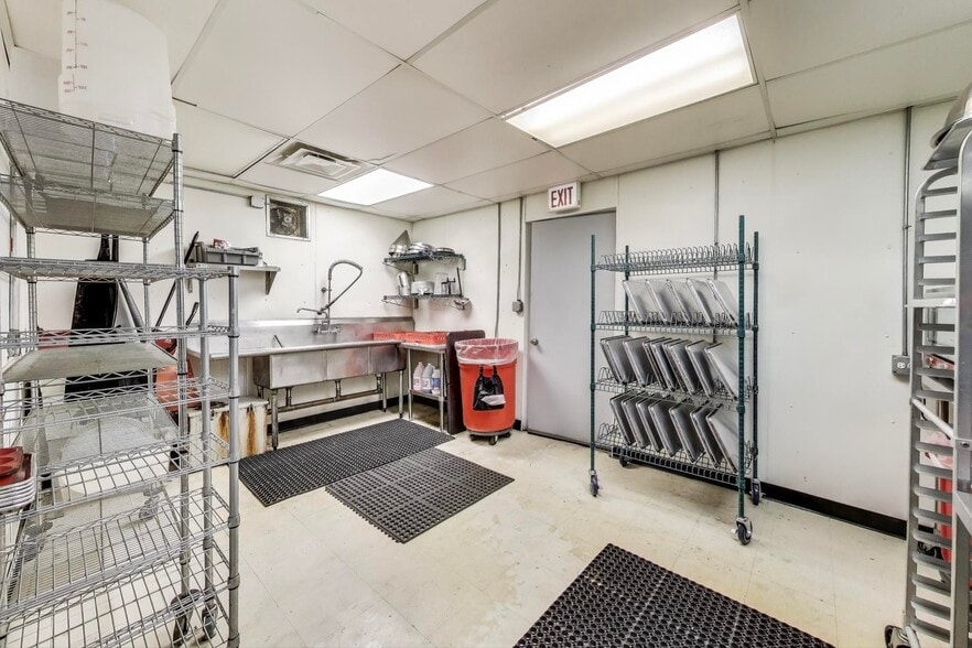 2889 N Milwaukee Ave, Chicago, IL for sale - Interior Photo - Image 3 of 14