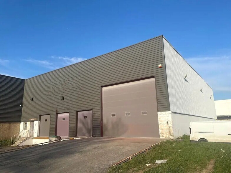 Flex in Épône for lease - Building Photo - Image 2 of 7