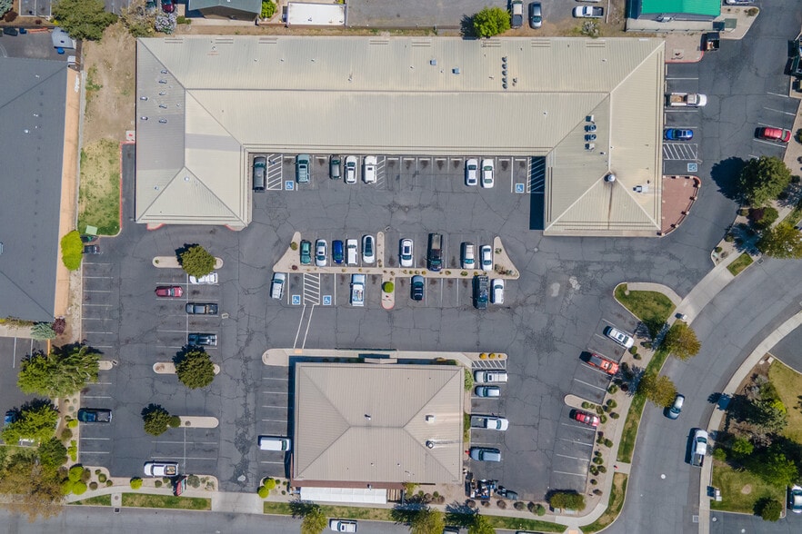 2570-2680 NE Twin Knolls Dr, Bend, OR for sale - Building Photo - Image 2 of 21