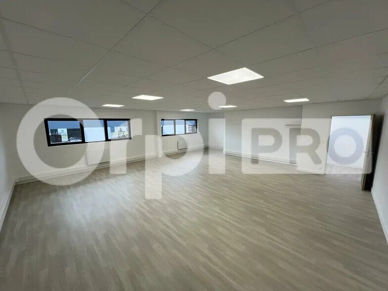 Flex in Lieusaint for lease - Interior Photo - Image 3 of 5
